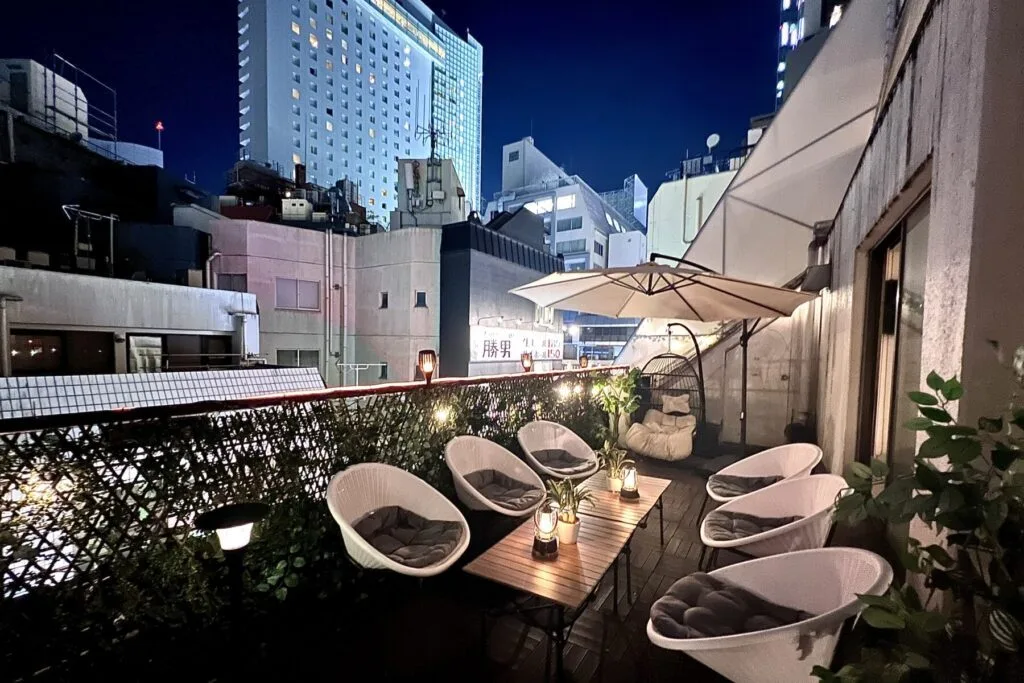 雨で渋谷でBBQするなら「渋谷ガーデンルーム4F」当店は室内BBQですので天候関係なくお楽しみいただけます!貸切でのご利用で音響機器やマイク・プロジェクターなどが【無料】でご利用いただけます!