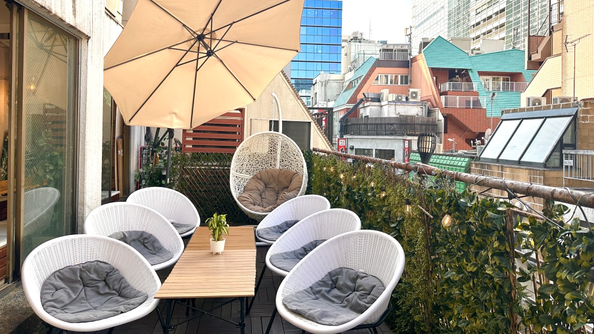 雨で渋谷でBBQするなら「渋谷ガーデンルーム4F」当店は室内BBQですので天候関係なくお楽しみいただけます!貸切でのご利用で音響機器やマイク・プロジェクターなどが【無料】でご利用いただけます!