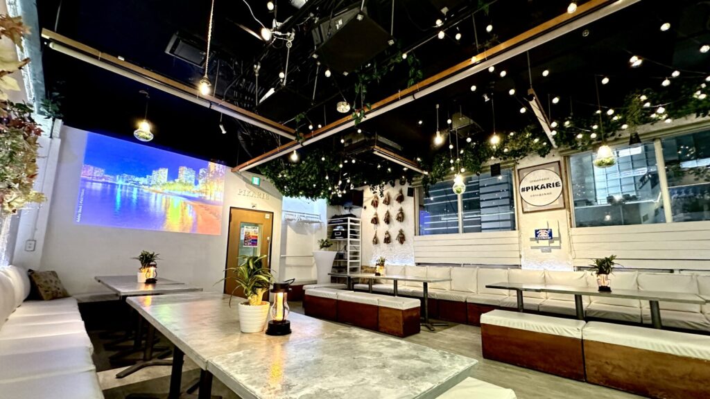 画像：店内装飾と照明演出（alt=渋谷ピカリエの貸切パーティー会場の内観）